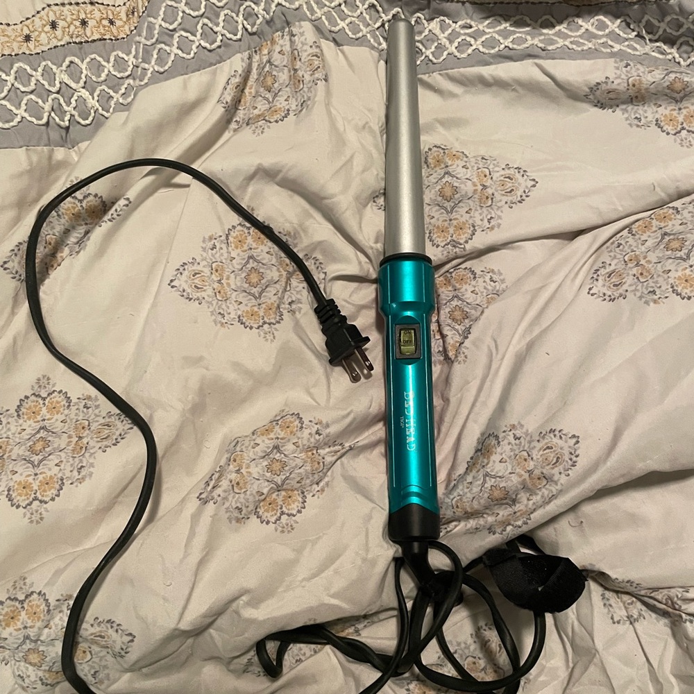 Tigi bed head two tone cool tip curling wand. 1 inch.